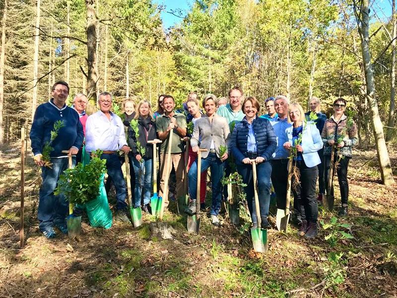 Der CDU Kreisverband Zollernalb gemeinsam mit Förster Rainer Wiesenberger bei der Baumpflanzaktion im Hechinger Wald